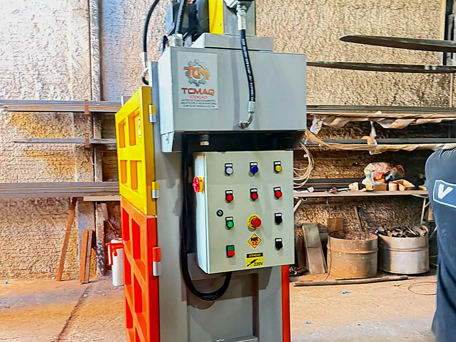 Detalhe do painel elétrico com a marca TCMAQ
